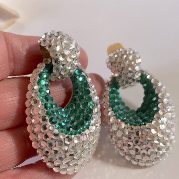 VINTAGE DESIGNER BELLINI GREEN AND CLEAR SWAROFSKI CRYSTAL LARGE DROP EARRING - Picture 1 of 7